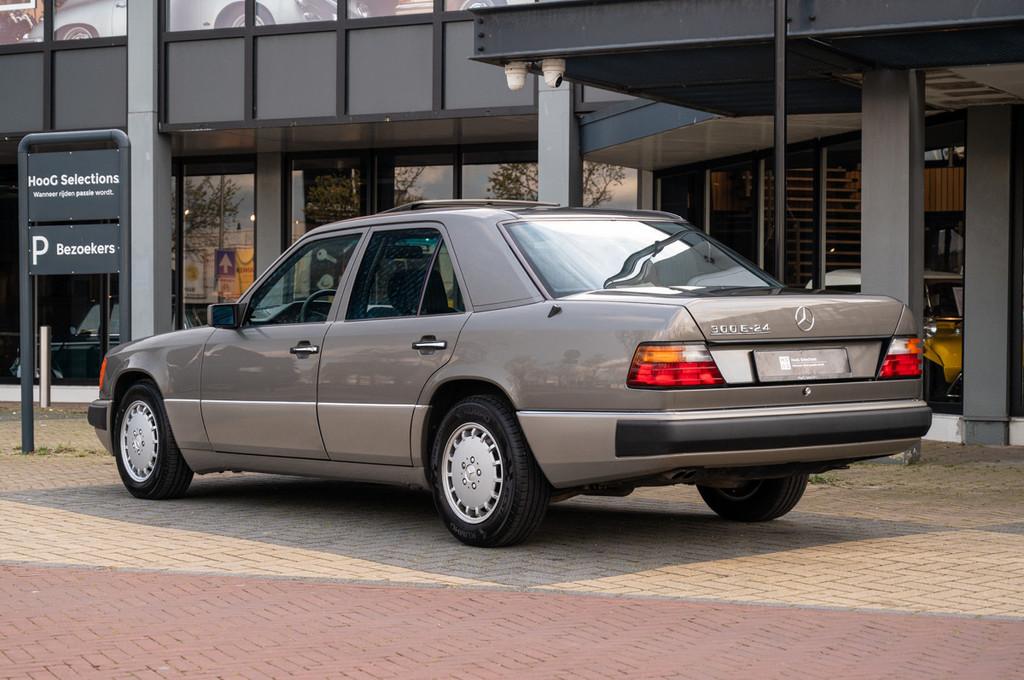 Mercedes-Benz 300-serie 300E-24 (bj 1991), Auto's, Oldtimers, 4 deurs, Stof, Zwart, Zwart