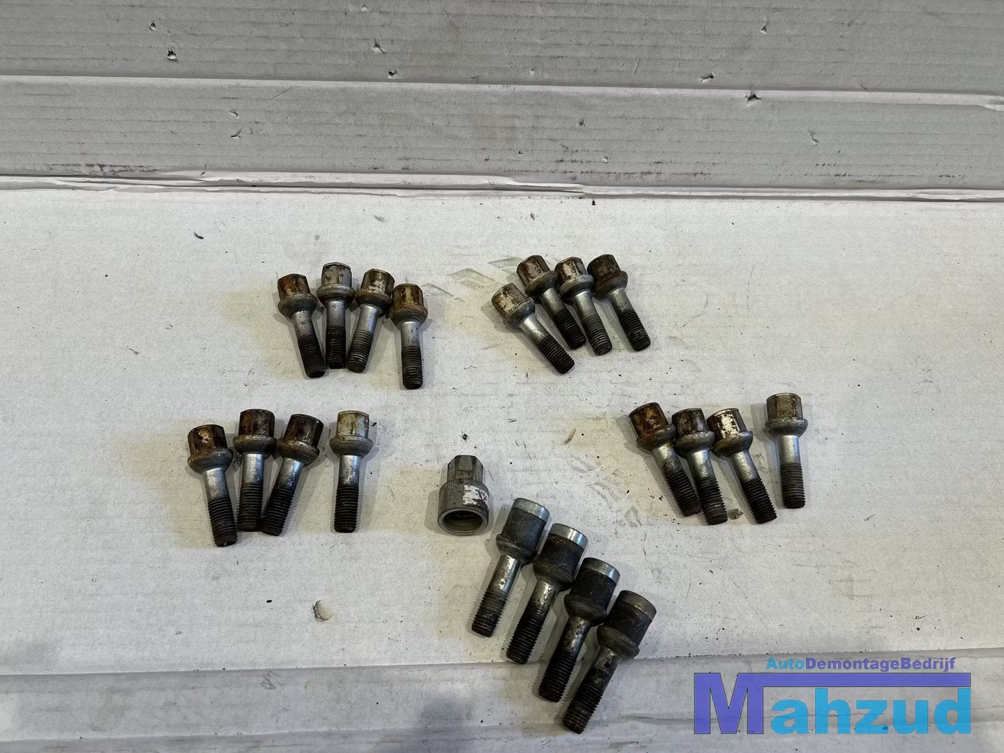 MERCEDES SLK R170 wielbout wielbouten set 1994-2004, Autos : Pièces & Accessoires, Mercedes-Benz AG, Pneu(s), Utilisé, Mercedesstrasse 120
70372  Stuttgart, DE