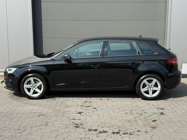 Audi A3 benzine LED 44.000km, Auto's, Audi, Stof, https://public.car-pass.be/vhr/df9b2021-b533-4293-b0bb-3b0b266120fe, Zwart, Bedrijf