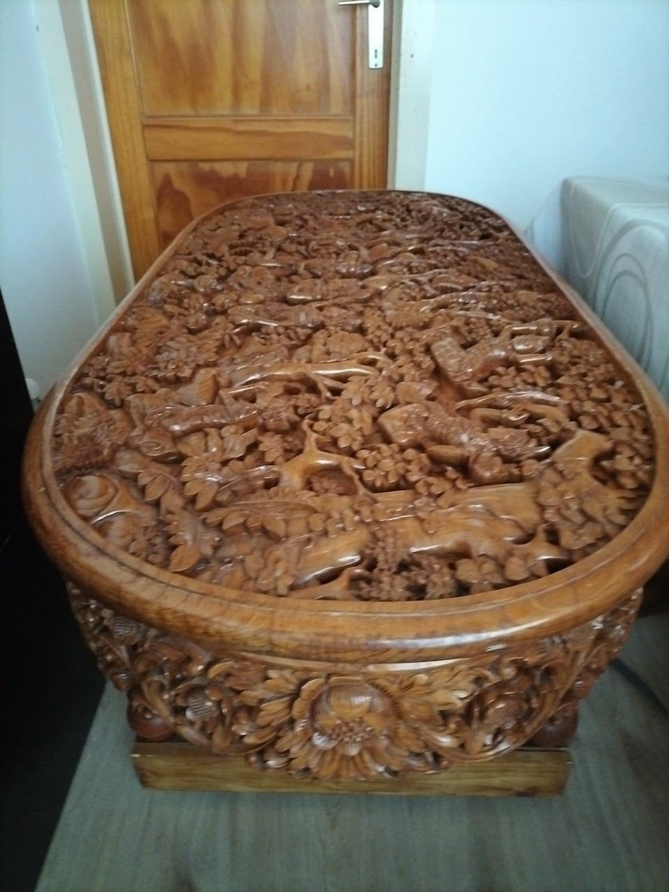 Salontafel met houtsnijwerk, Enlèvement