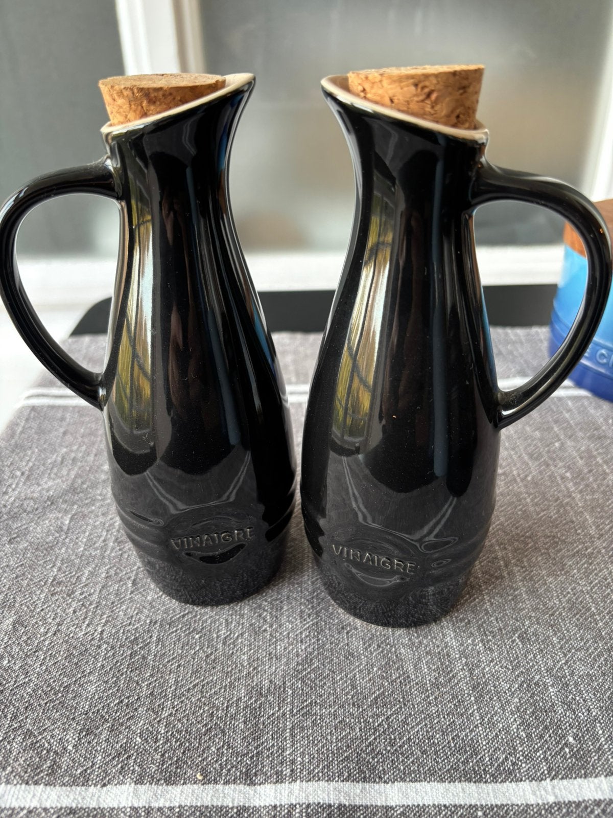 Le Creuset 2x carafes/vinaigrier noir avec bouchon, Enlèvement ou Envoi, Comme neuf, Noir