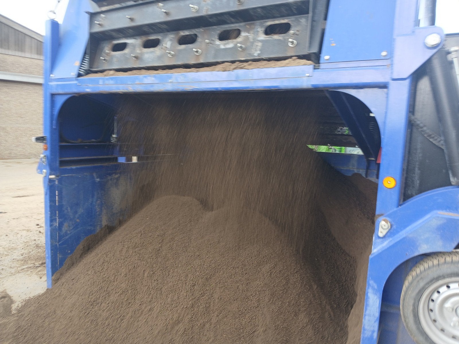 Zuivere teelaarde te koop, Ophalen
