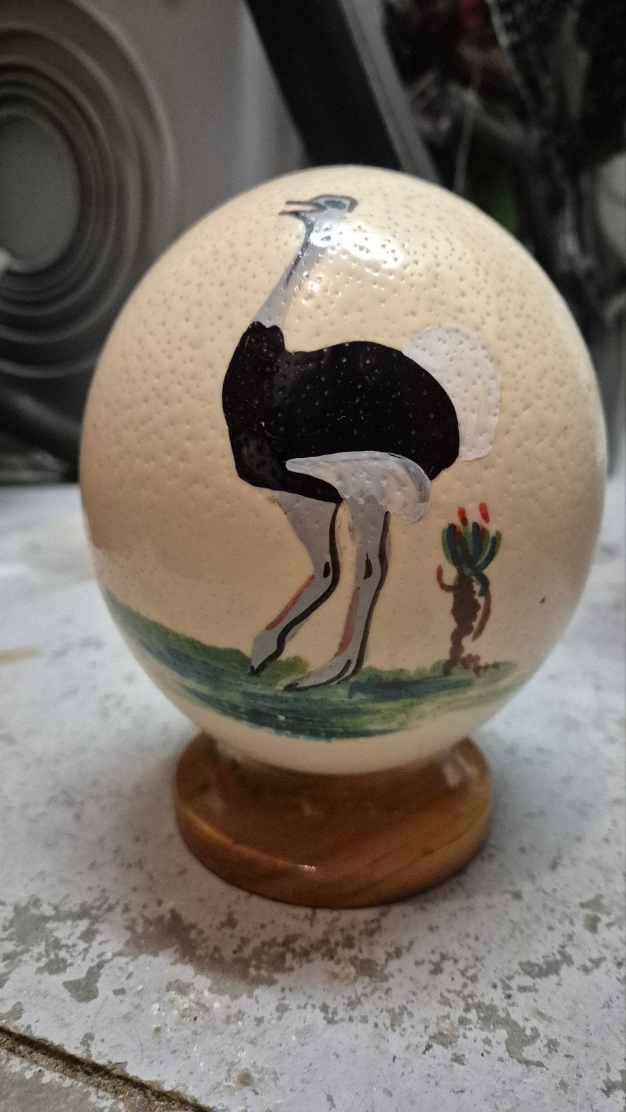 Echt struisvogelei met de hand beschilderd met houten basis, Antiek en Kunst, Ophalen of Verzenden
