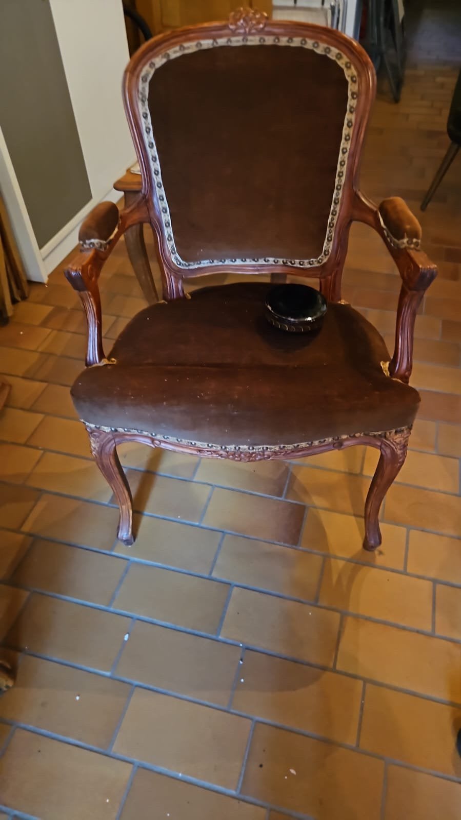 Fauteuil cabriolet de style Louis XV en velours marron, Antiquités & Art, Enlèvement