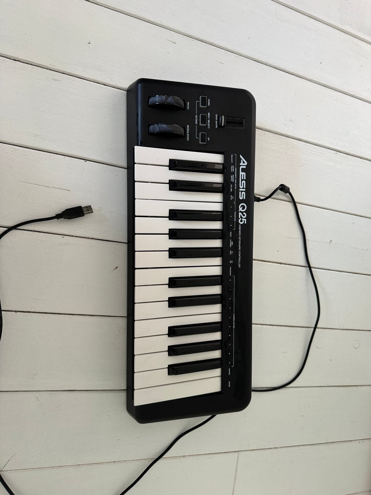 Alesis Q25 USB/MIDI keyboard controller, Muziek en Instrumenten, Midi-apparatuur, Ophalen, Zo goed als nieuw