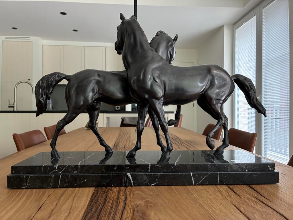 Bronzen paarden op marmeren voetstuk, Enlèvement, Brons, Statue