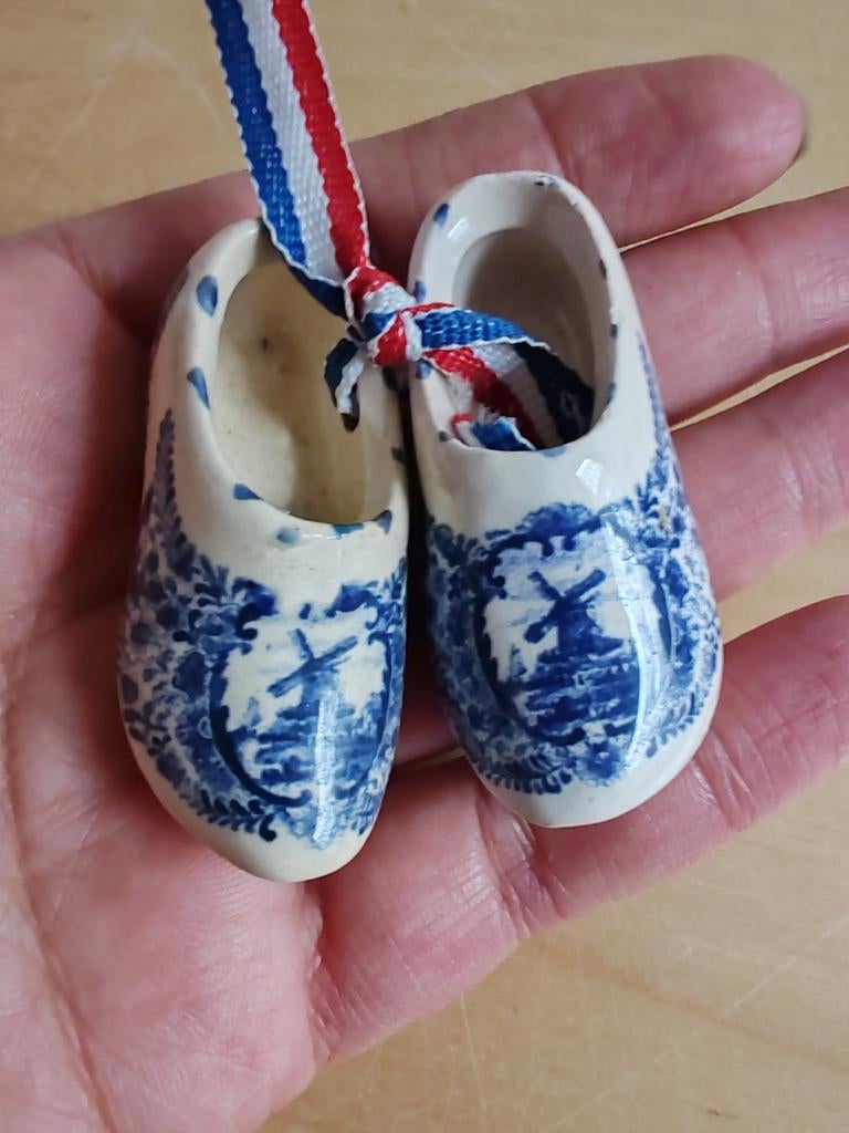 Sabots Miniatures Delft Blue Hollande Porcelaine Peinte Main, Bijoux, Sacs & Beauté, Broches, Bleu, Enlèvement ou Envoi