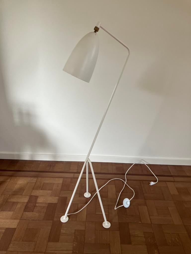 Lampadaire blanc GUBI Grasshopper, Maison & Meubles, Lampes | Lampadaires, Comme neuf, 100 à 150 cm, Métal, Enlèvement