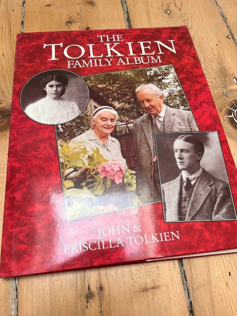 Boek met familiehistoriek Tolkien, Boeken, Biografieën, Ophalen of Verzenden, Gelezen