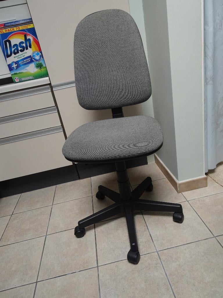 Bureaustoel op wieltjes in lichtgrijs, Huis en Inrichting, Bureaustoelen, Ophalen, Bureaustoel