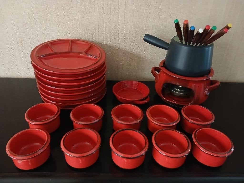 8 assiettes et 10 ramequins + CAQUELON à fondue GRATUIT, Céramique, Enlèvement, Utilisé, Uni