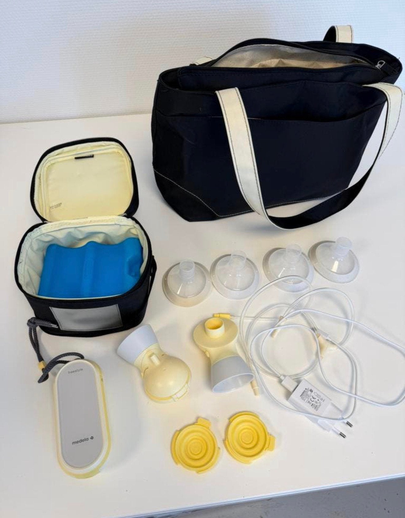 Medela Freestyle Dubbele Elektrische Borstkolf Set met Tas, Ophalen of Verzenden, Zo goed als nieuw, Borstkolf, Medela