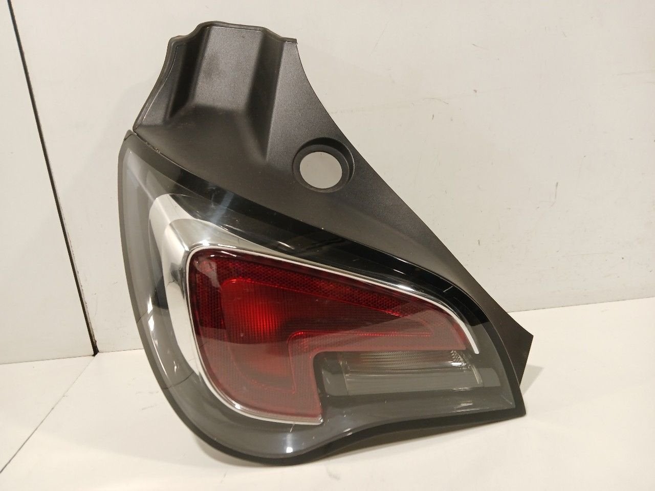 Achterlicht links buiten Vauxhall Adam, Auto-onderdelen, Onderdelen@venauto.nl, Van der Ven Autorecycling B.V., Gebruikt, Ettenseweg 76, 4706 PB Roosendaal, The Netherlands