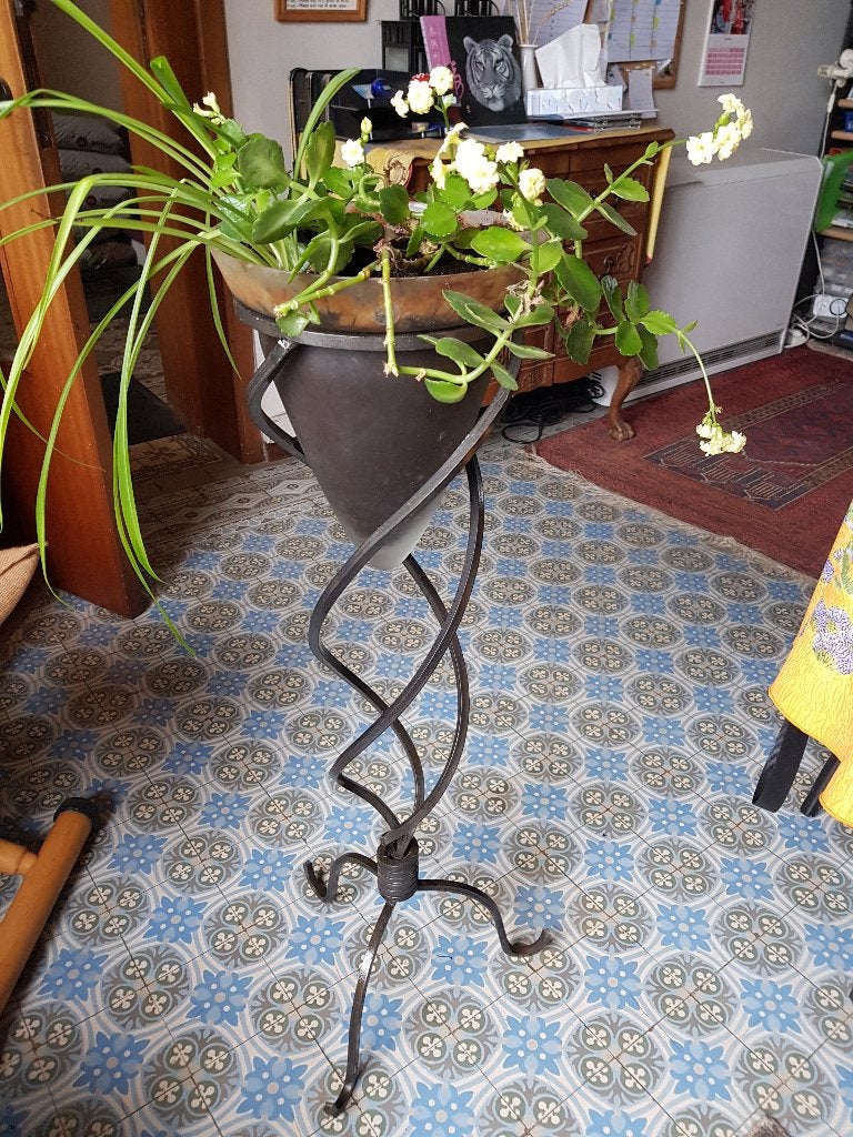 VASE (EN VERRE) SUR PIED EN FER FORGÉ, Enlèvement