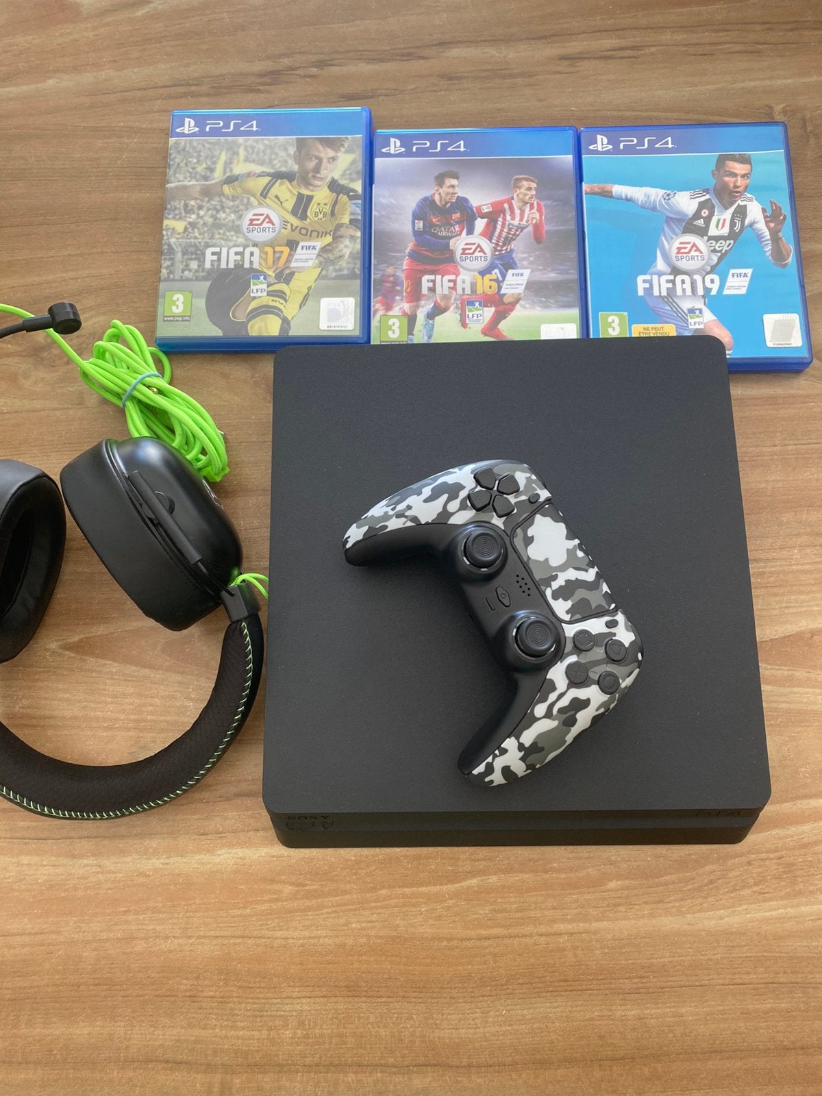 Ps4 1to , 3 jeux , 1 manette , 1 casque, Avec 1 manette, Comme neuf, Enlèvement, 1 TB