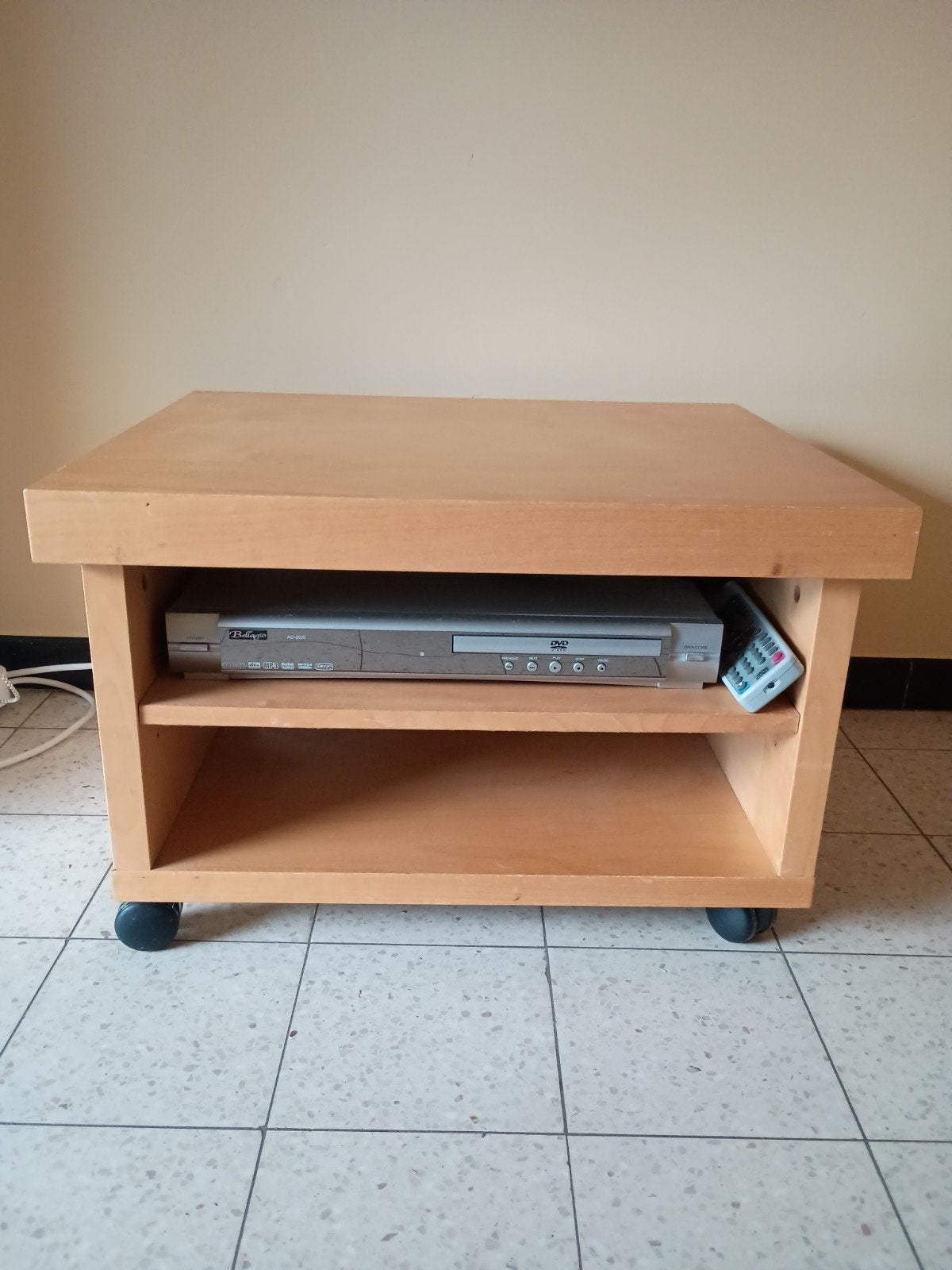 Gratis. Tv kastje op wielen. ., Ophalen