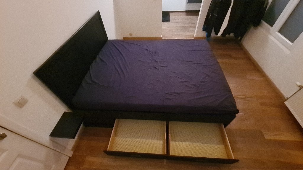 Lit double IKEA FJELL, tiroirs de rangement, noir, 160x200, Maison & Meubles, Chambre à coucher | Lits, Minimalistisch zwart bed met opbergruimte en hoofdeinde.