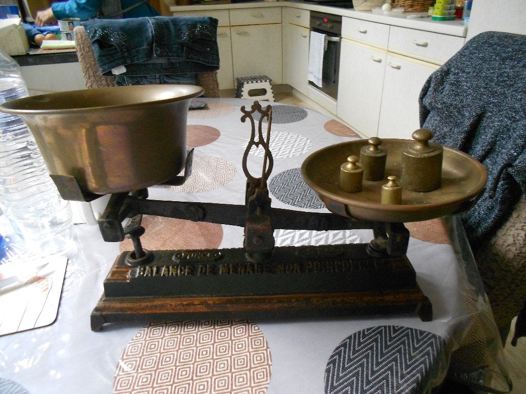 1 BALANCE AVEC 2 PLATEAUX CUIRE ET 4 POIDS, Antiquités & Art, Enlèvement, Cuivre