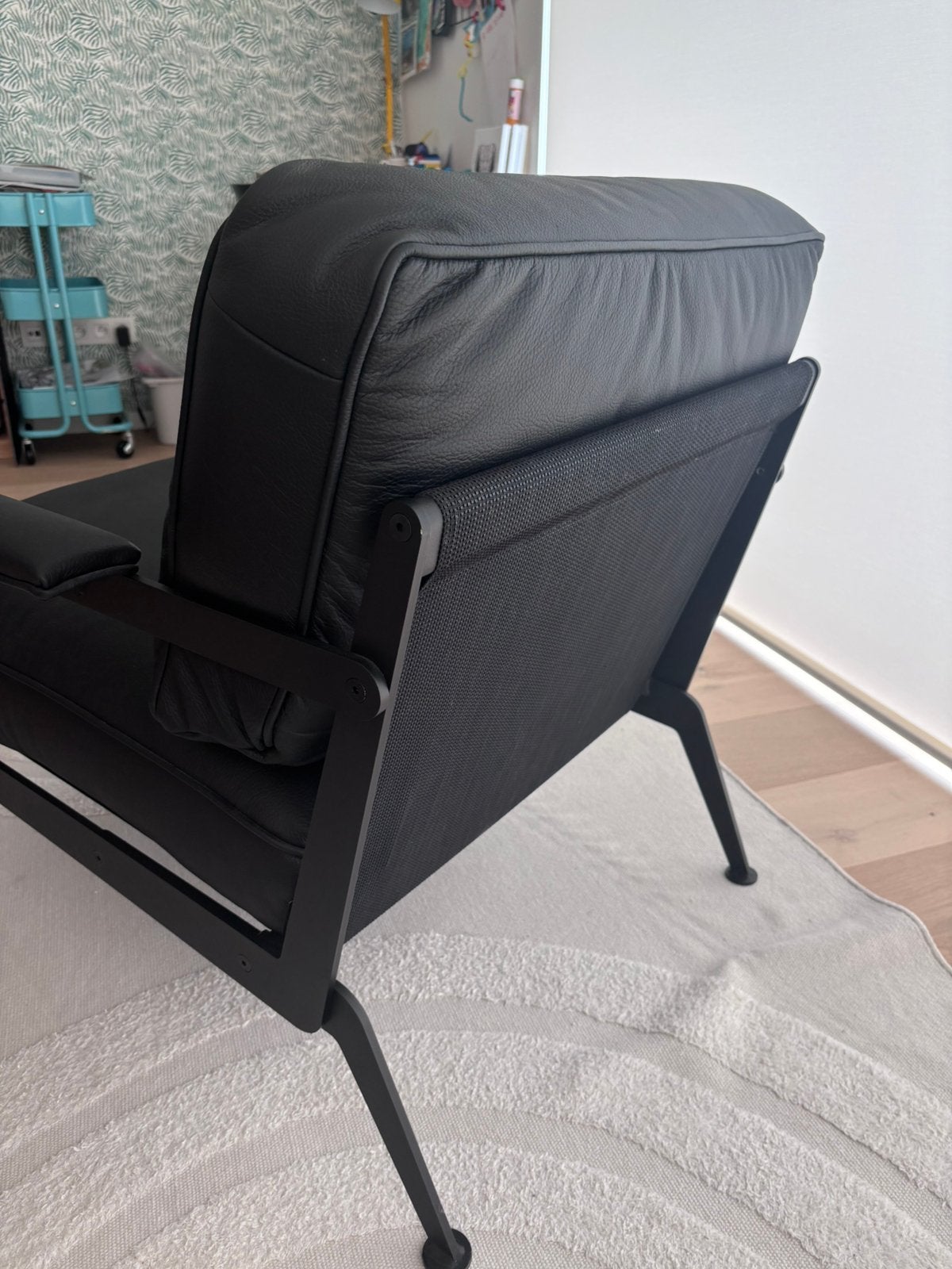 2 Lederen design zetels met metalen frame, Ophalen, Zo goed als nieuw