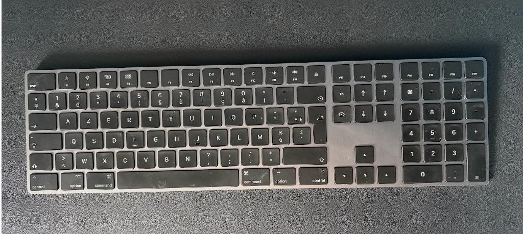 Magisch toetsenbord met numeriek toetsenbord Space Grey, Computers en Software, Apple Desktops, Gebruikt, Ophalen of Verzenden