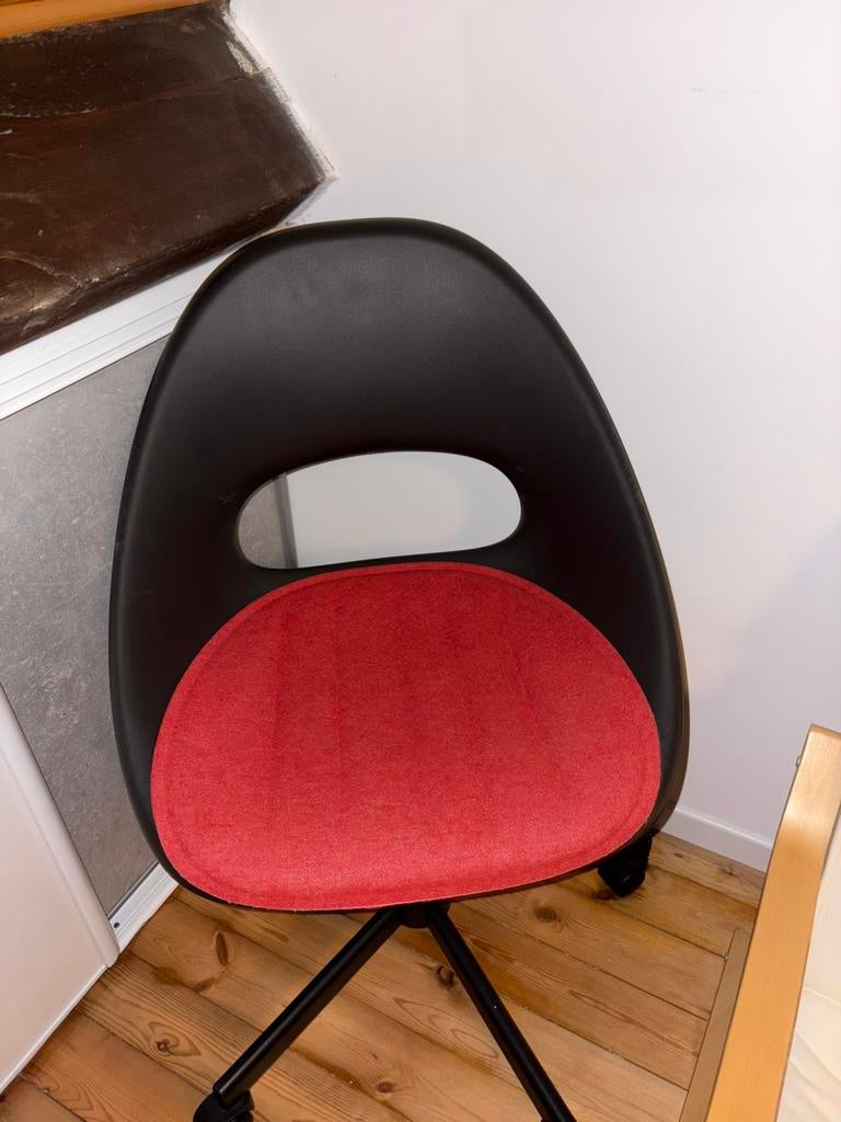 Chaise de bureau noir avec un protège fesses rouge, Maison & Meubles, Chaises de bureau, Enlèvement, Comme neuf, Rouge, Chaise de bureau
