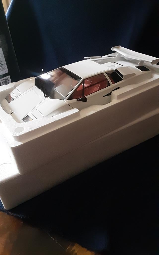 LAMBORGHINI COUNTACH À L'ÉCHELLE 1/12 KM, Enlèvement ou Envoi, Comme neuf, 1:9 à 1:12, Voiture