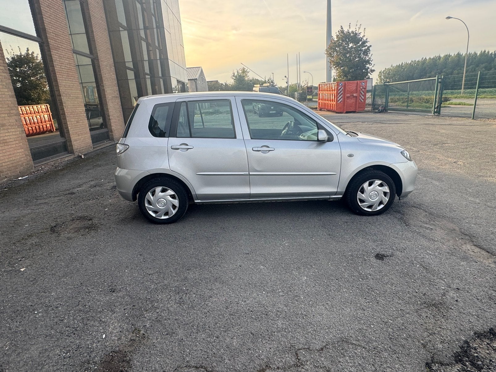 Mazda 2  1.4 essence boîte atomatique lez ok, Autos, Argent ou Gris, https://public.car-pass.be/vhr/0dec605e-d074-46f3-8fed-c92a40af7ff3
