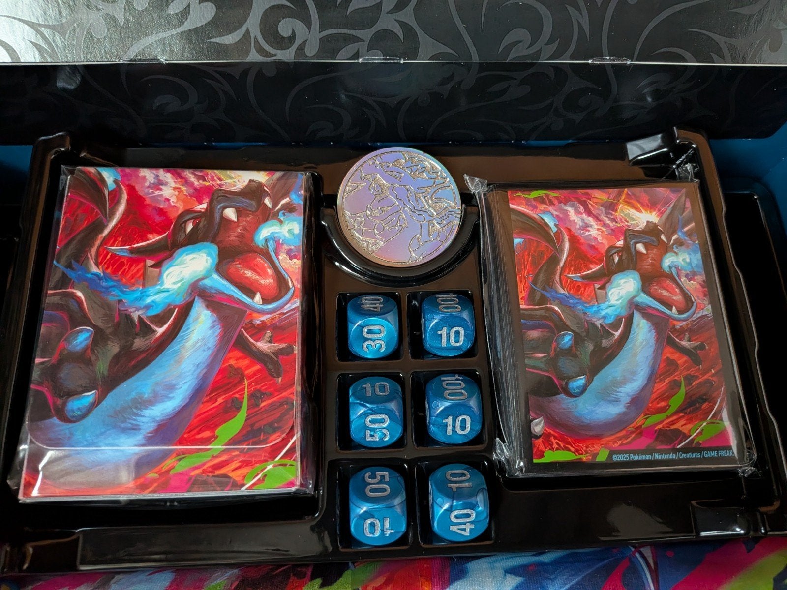 mega Charizard UPC accessoires deck box, sleeves, playmat..., Ophalen of Verzenden