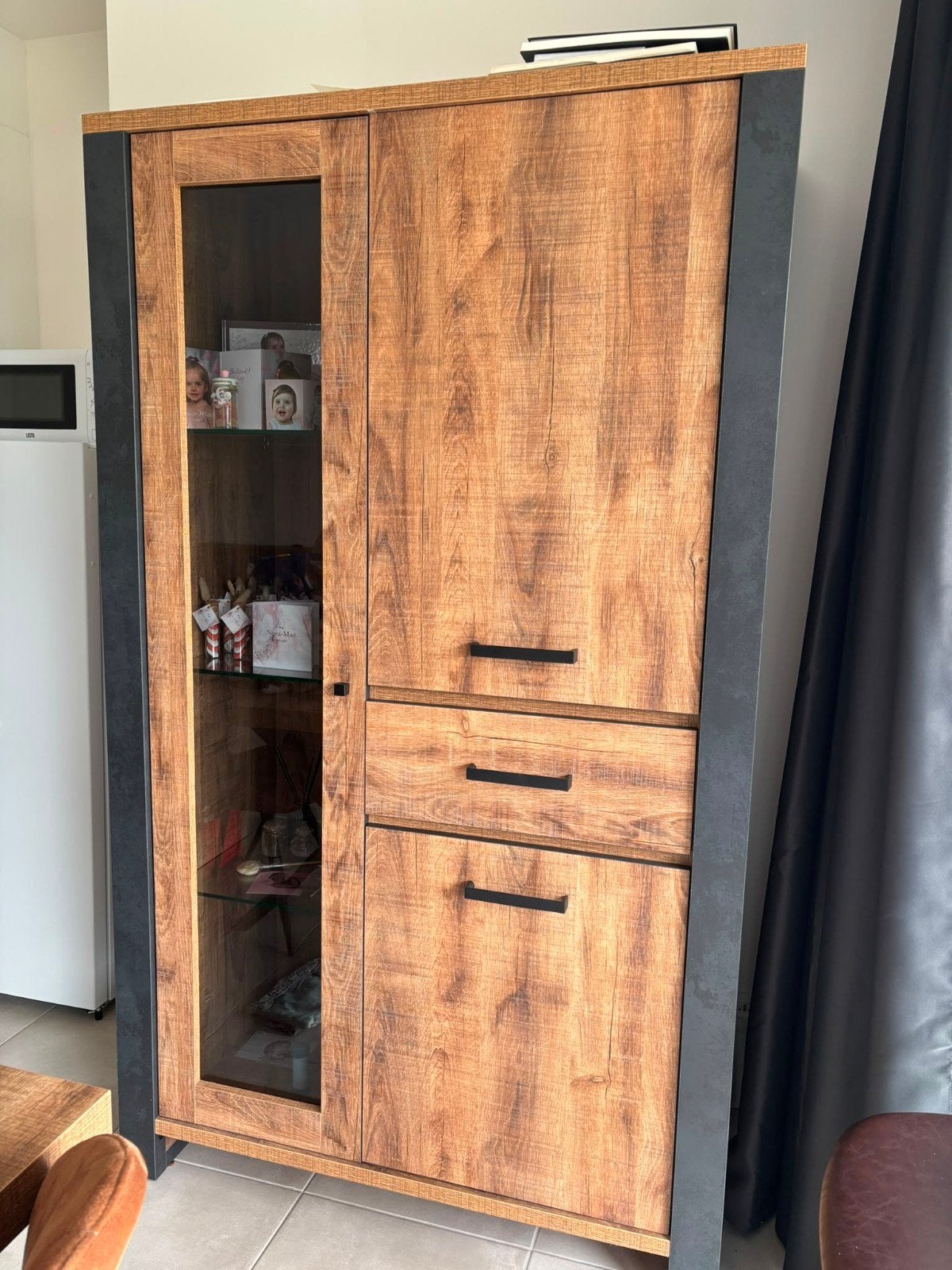Vitrinekast 114cm - decor - bruin & zwart, Huis en Inrichting, Ophalen
