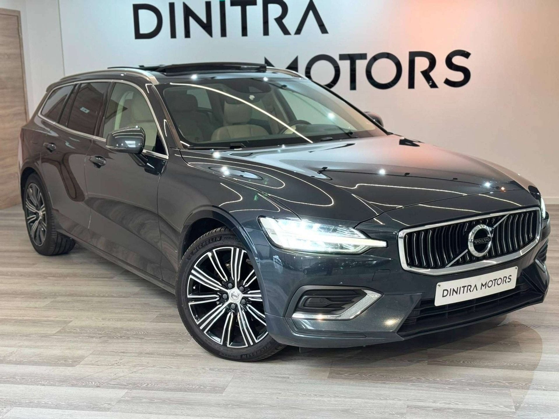 Volvo V60 V60 D4 - Pano/Carplay/Cruise/LED, Auto's, Automaat, Gebruikt, 4 cilinders, 1969 cc