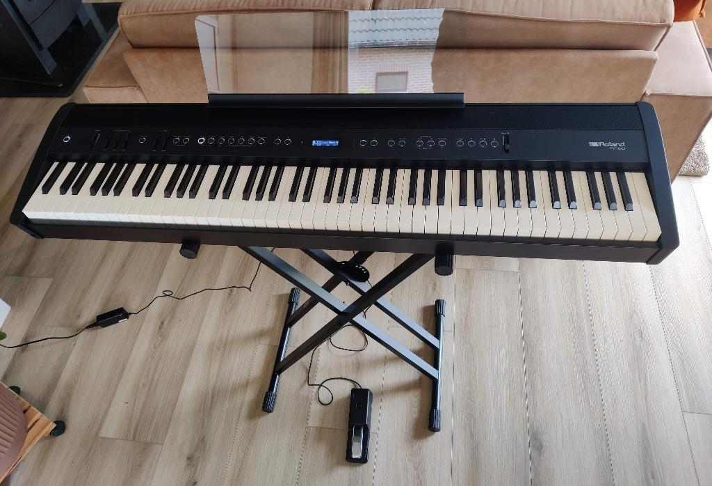 Roland digitale piano / keyboard - FP-60 + toebehoren, Comme neuf, Digital, Enlèvement, Piano
