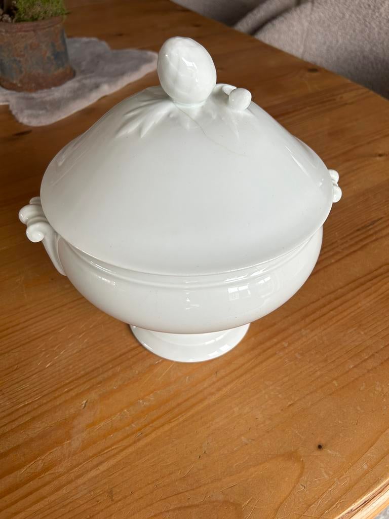 Ancienne soupiere blanche, Enlèvement