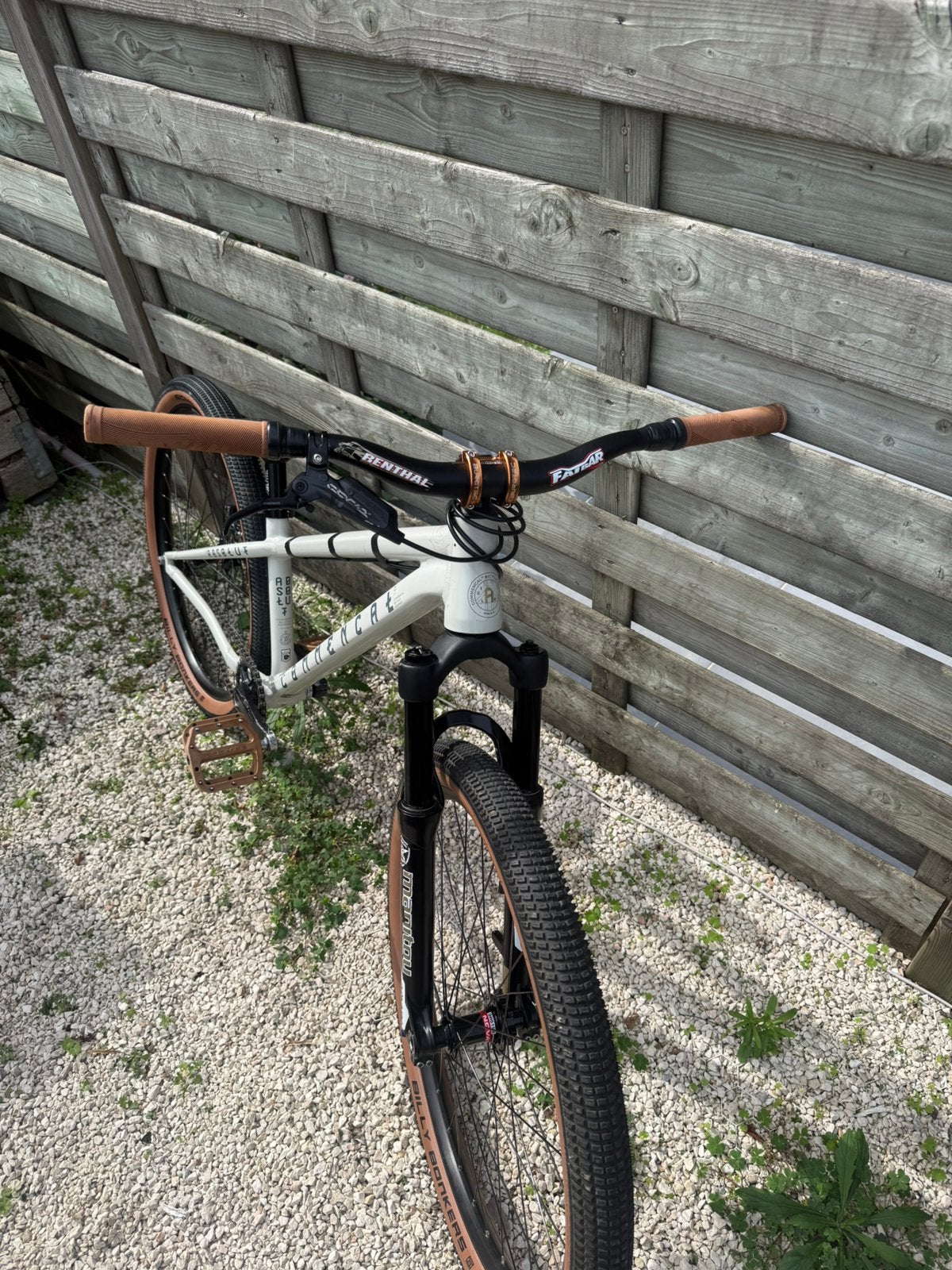 Saut en terre Commencal Absolute, Vélos & Vélomoteurs, Enlèvement ou Envoi, Comme neuf