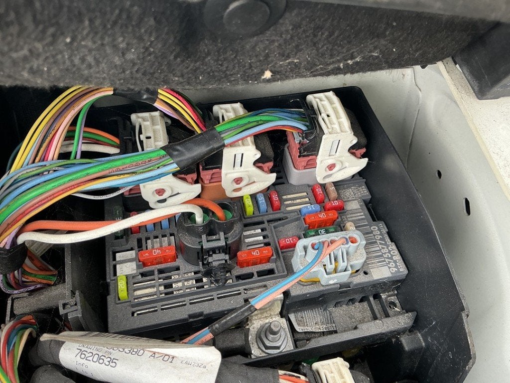 BOITIER FUSIBLES Peugeot 3008 I (0U / HU) (|9675877980|), Kontakt-peugeot@peugeot.com, Utilisé, Peugeot Deutschland GmbH, Bahnhofsplatz
65423  Rüsselsheim, DE