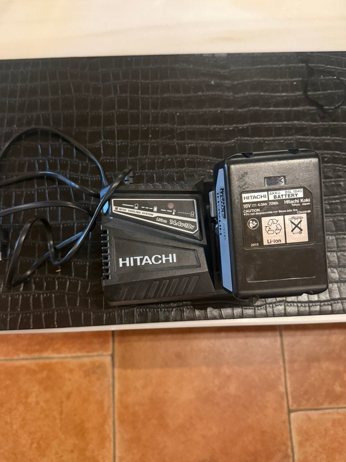 Batterie et chargeur hitachi, Enlèvement, Comme neuf