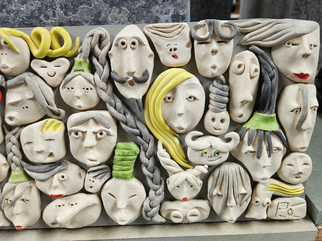 Kunstwerk in keramiek getekend Petra Vandekerckhove KOOPJE!, Groep mensen, Steen of Keramiek, Europa, Modern