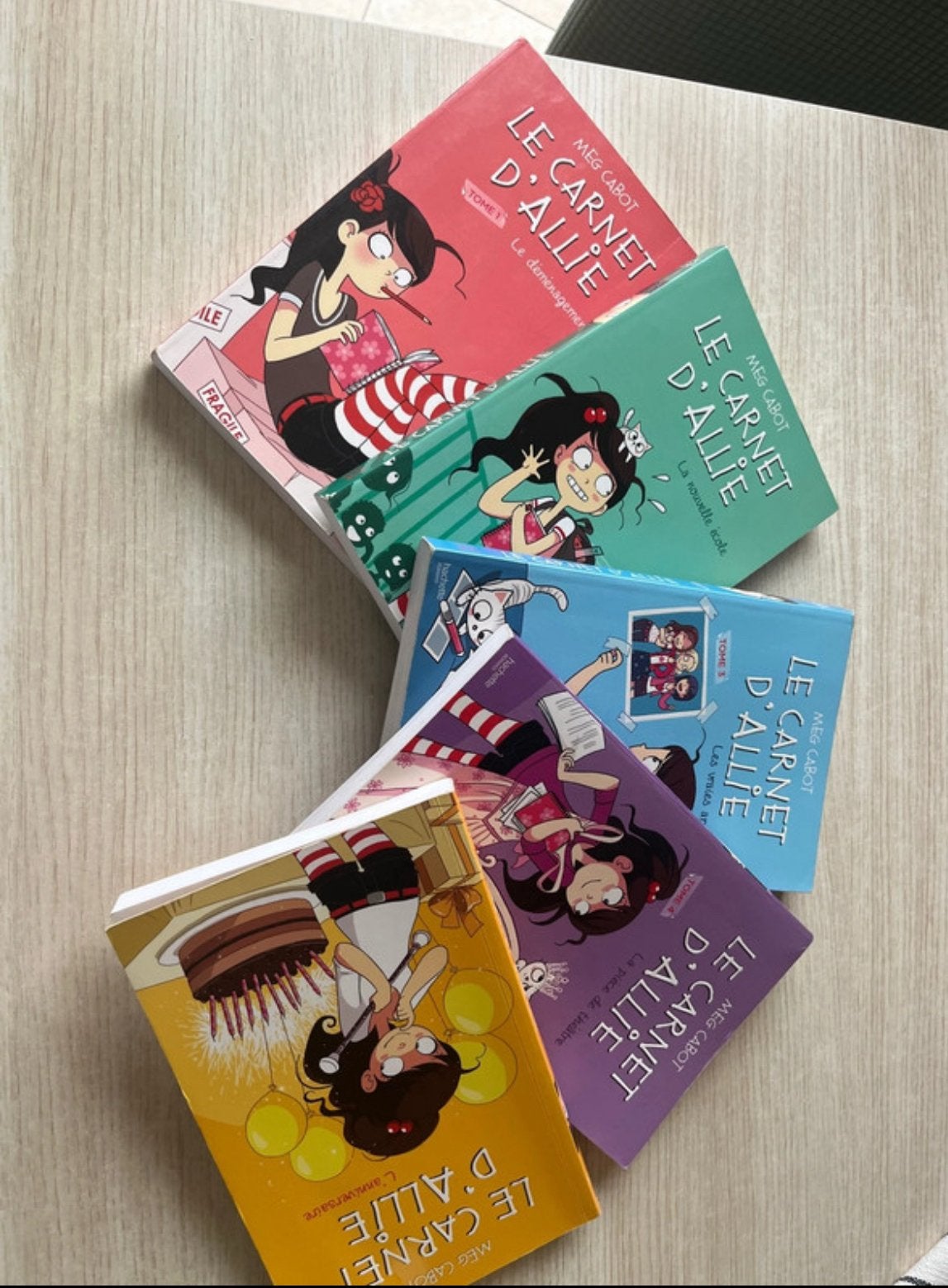 Lot de 5 livres de jeunesse : Le Carnet d’Allie, Enlèvement, Comme neuf, Non-fiction