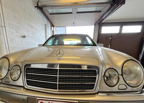 L'élégance de la Mercedes E220, Autos, Argent ou Gris, Achat, 4 portes, Noir