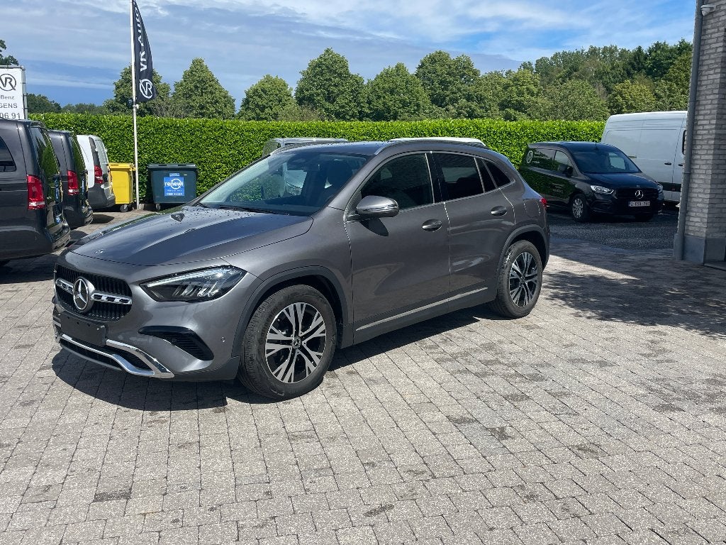 MERCEDES GLA 180 PROGRESSIVE PAK, 4 cilinders, Bedrijf, 5 deurs, Zilver of Grijs