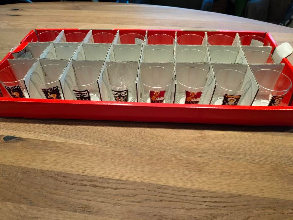 24 Martini glazen in display, Ophalen
