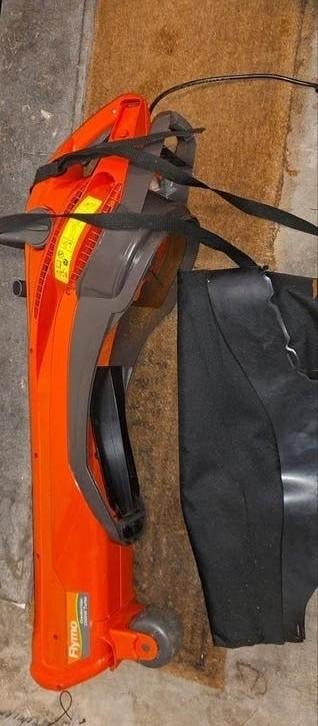 Souffleur à feuilles Husqvarna Flymo MEV  2500 watts., Avec sac de ramassage, Électrique, Porté à la main, Comme neuf