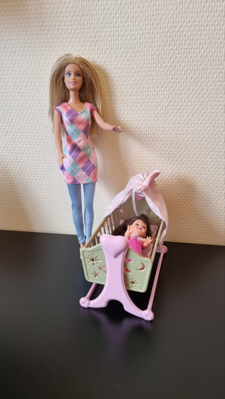 berceau barbies, Enfants & Bébés, Jouets | Poupées, Enlèvement, Barbie
