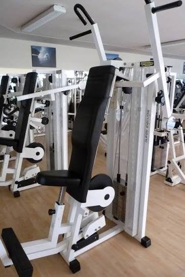 Technogym vertical traction. Nieuwstaat, Sport en Fitness, Ophalen, Armen, Krachtstation, Zo goed als nieuw