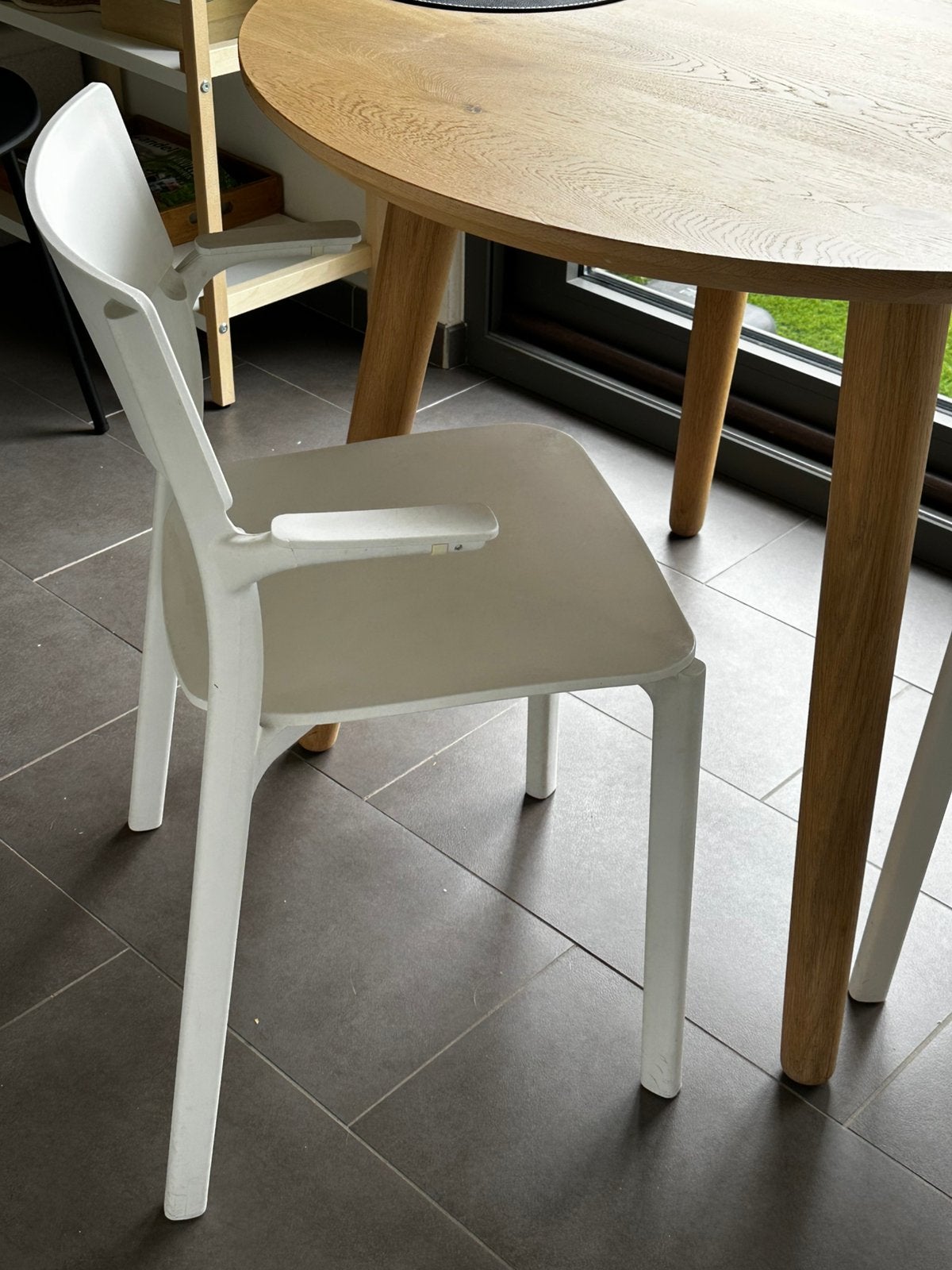 2 witte Janinge stoelen, Huis en Inrichting, Ophalen, Twee, Wit, Zo goed als nieuw