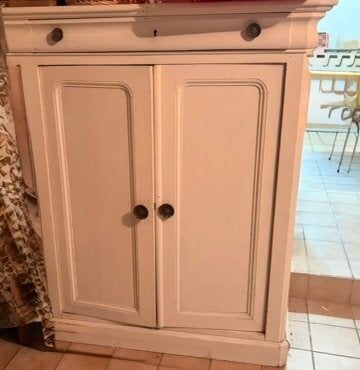 Meuble bonheur du jour, Enlèvement