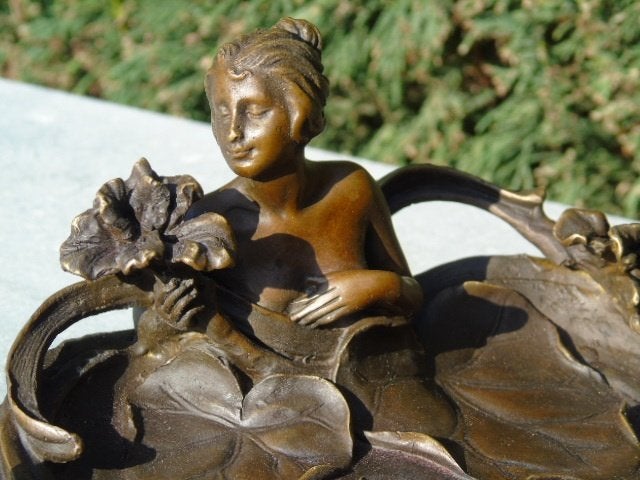 Vrouw in de waterlelies gesigneerd bronzen dienblad, E. TELL, Antiek en Kunst, Ophalen of Verzenden, Brons