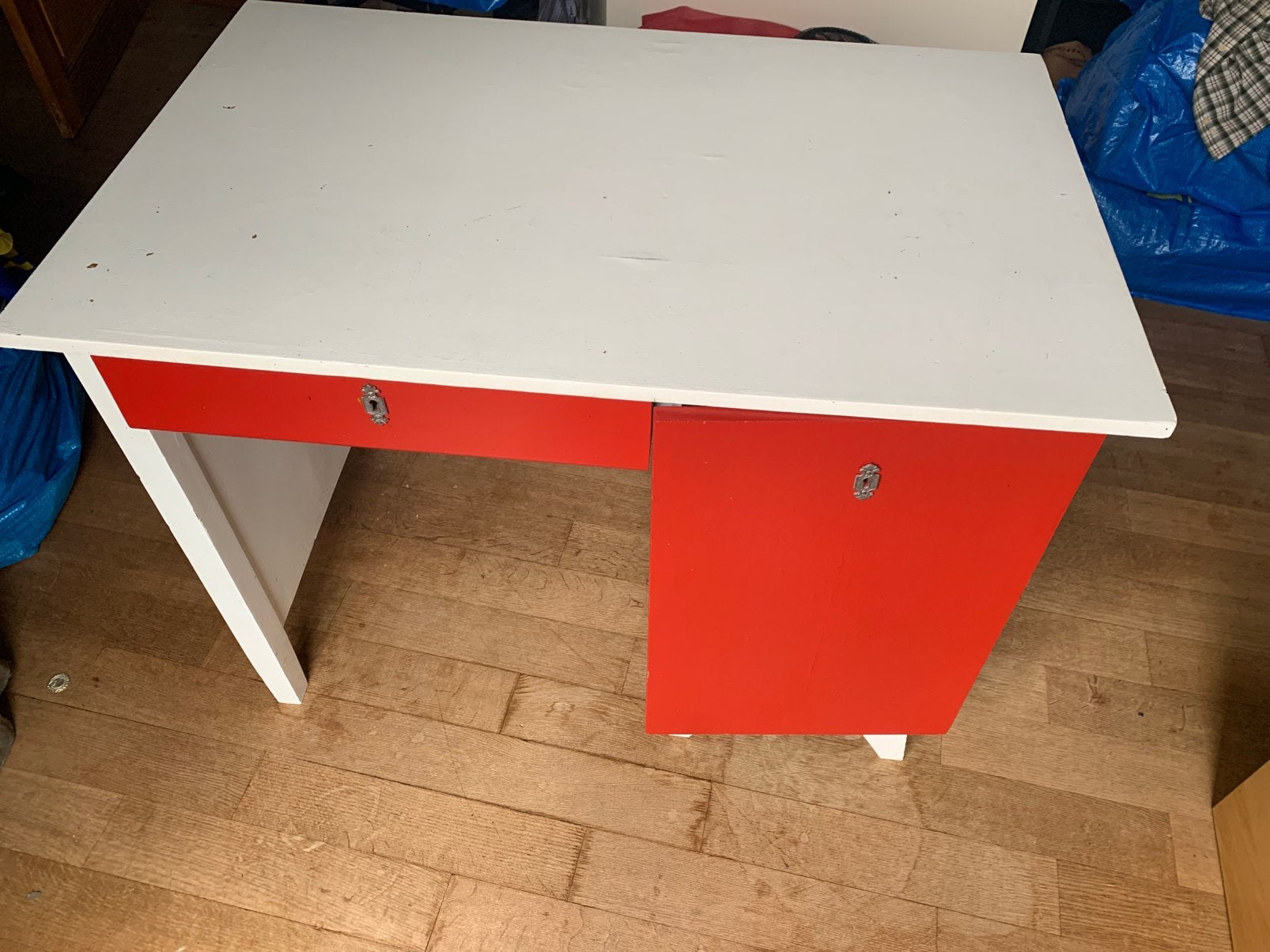 Bureau vintage bicolore blanc & rouge – 5 tiroirs, Enlèvement, Utilisé, Table(s)