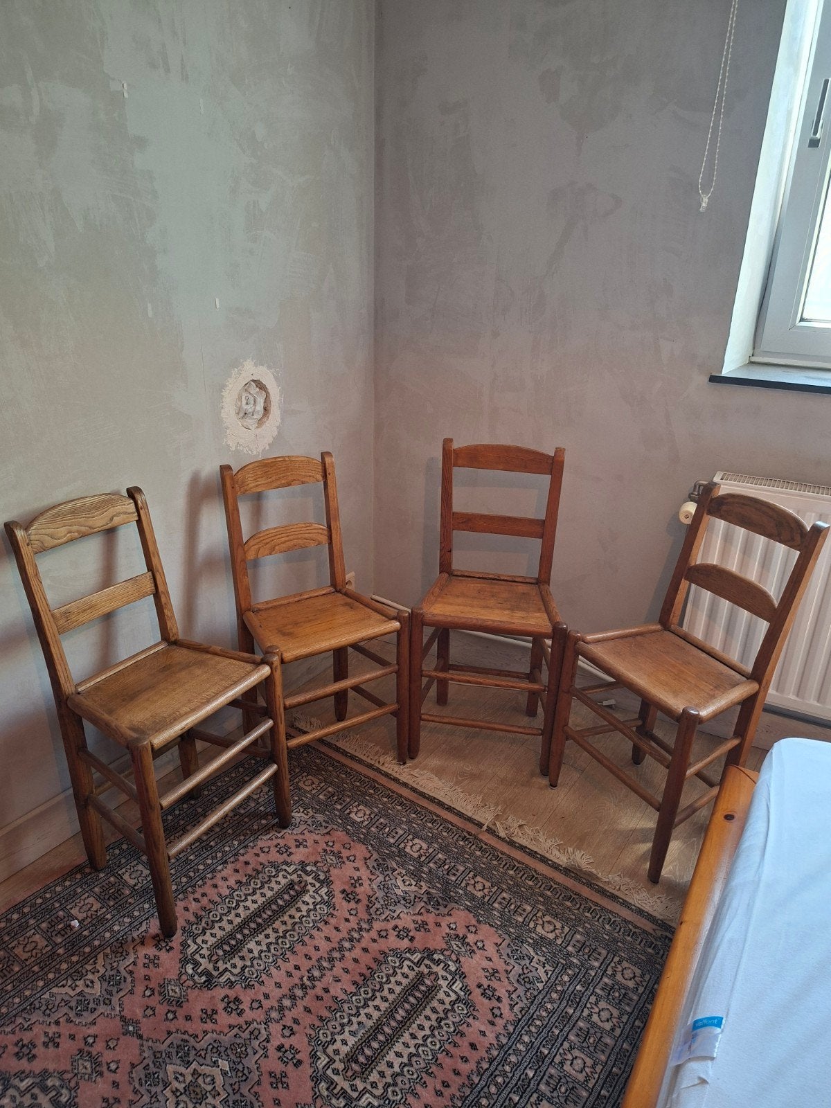 4 chaises, Enlèvement