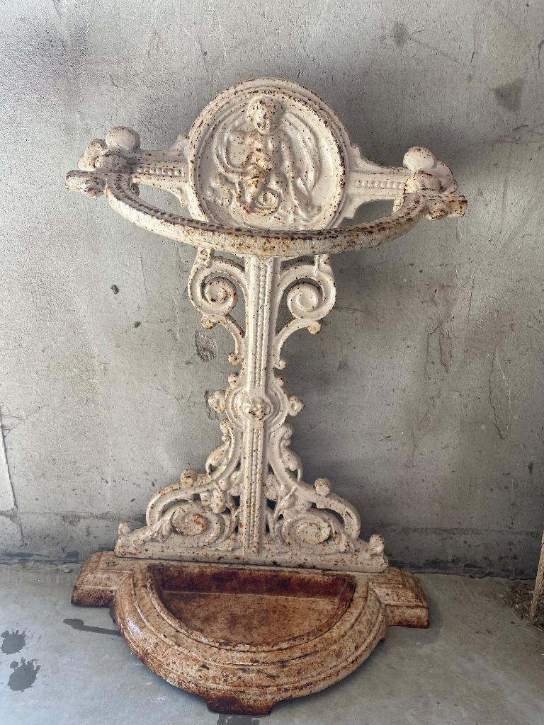 Ancien porte-parapluies en fonte, Enlèvement