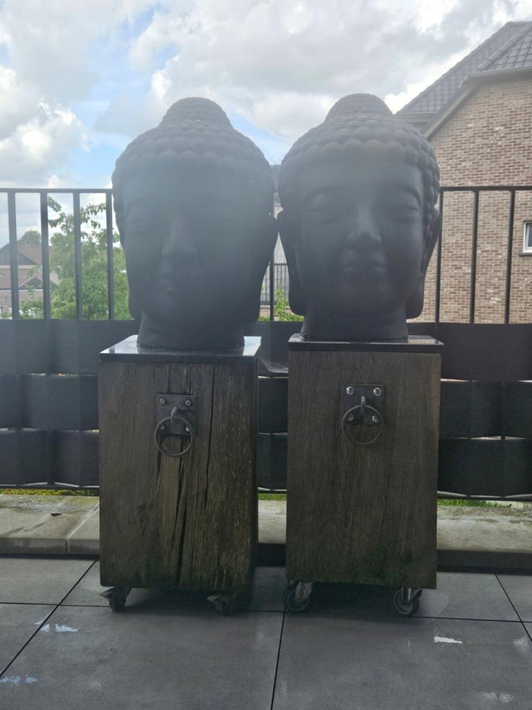 Twee grote zwarte Boedha koppen op twee console, Ophalen
